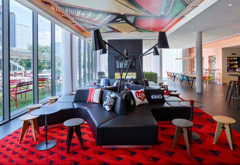 CitizenM-Paris-La-Défense-Hotel-lobby-lounge