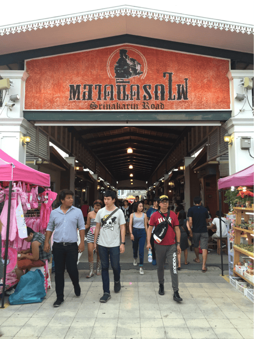 Rod Fai Night Market - Bangkok Itinerary