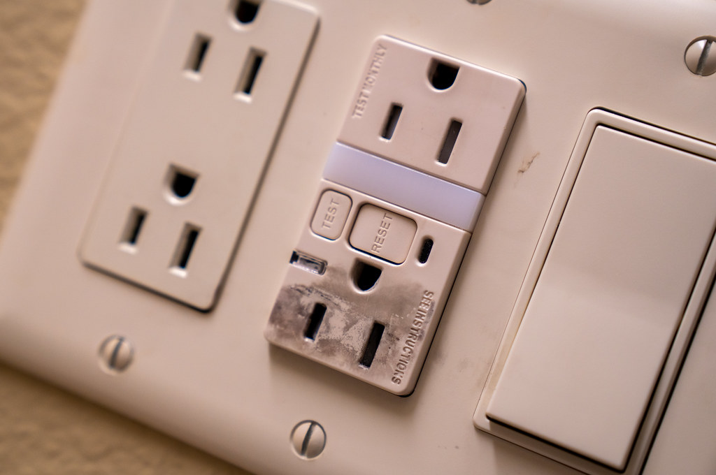 three pin electrical outlet