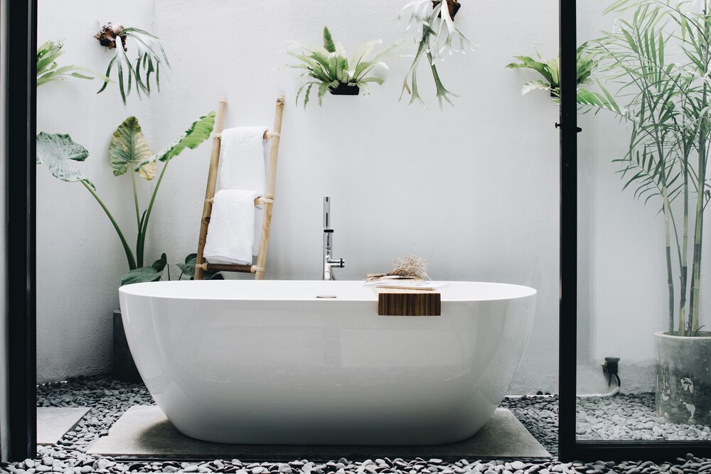 Bathtub at Lloyd’s Inn Bali