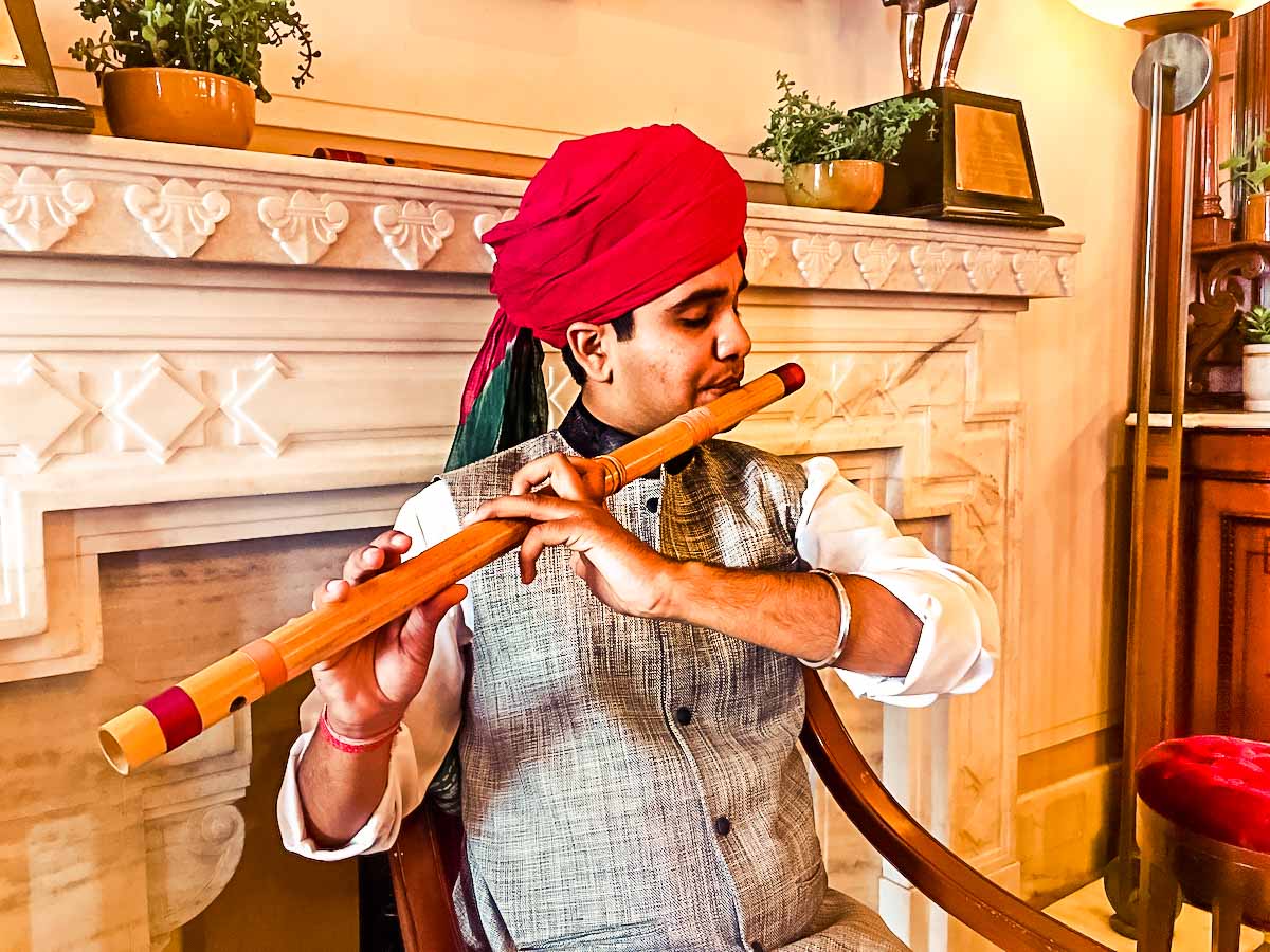 Flutist entertaining diners in Risala